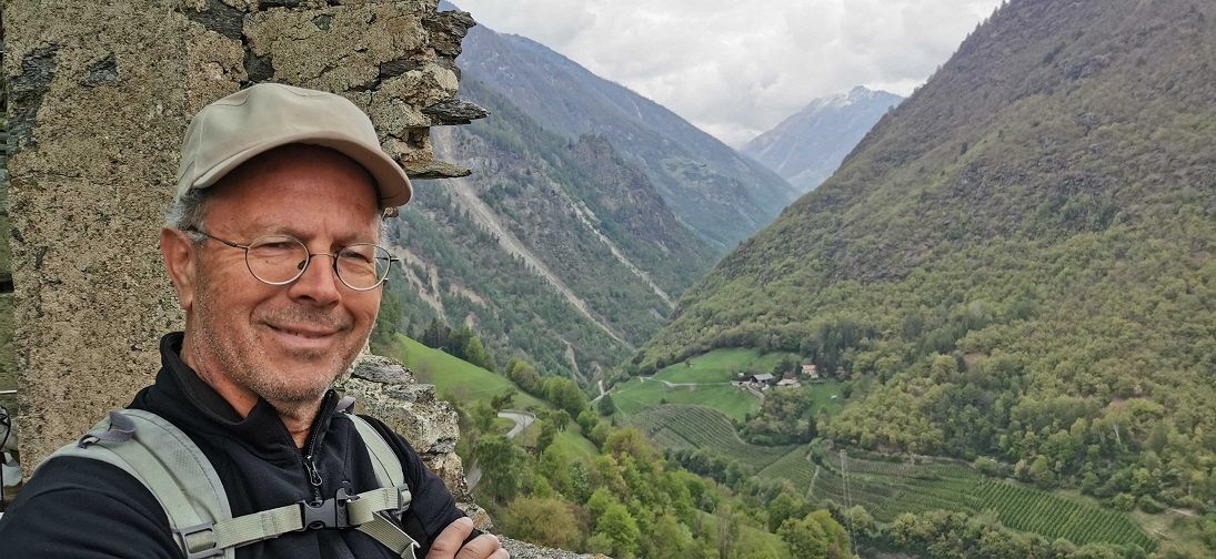 Historiker Hannes Guggenberger f&uuml;rht &uuml;ber den Pl&ouml;cken. Foto Via