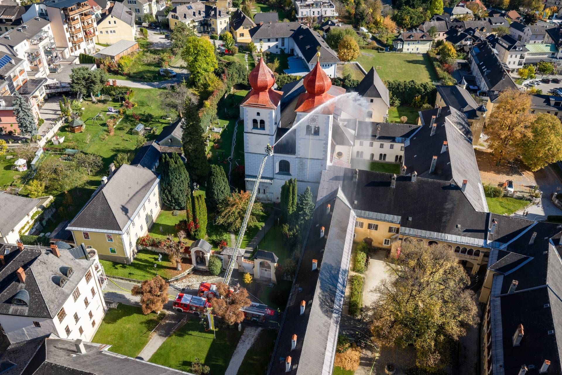 Unterst&uuml;tzung kam von der Drehleiter der Feuerwehr Spittal, die einen weiteren Au&szlig;enangriff vornahm.