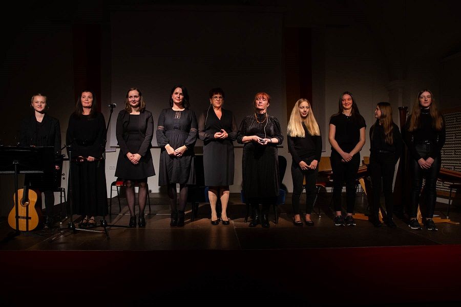 V. l.: Lydia Hopfgartner, Eva Maria Egarter, Theresia Sima, Obfrau Alexandra Glawischnig Rudiferia, Heidemarie Penker, Elisabeth Faller und das &bdquo;Liesertaler Saitenquartett&ldquo;. Foto: Walter Auer
