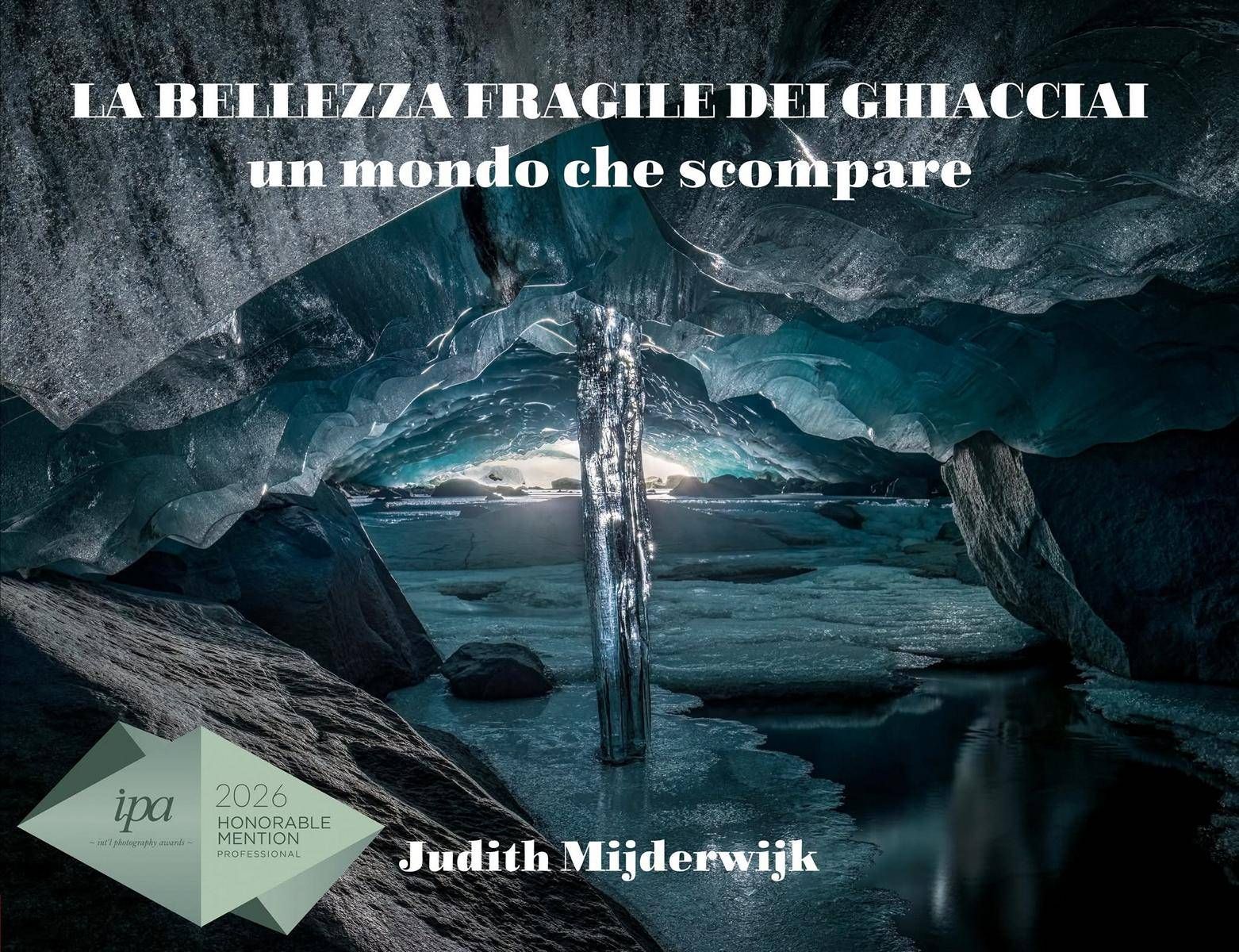Der Ausstellungskatalog "La bellezza fragile dei ghiacciai &ndash; un mondo che scompare" (Die fragile Sch&ouml;nheit der 
Gletscher &ndash; eine verschwindende Welt) erhielt bei den International Photography Awards 2026 eine lobende 
Erw&auml;hnung in der Professional-Kategorie Book &ndash; Nature. &copy; Judith Mijderwijk