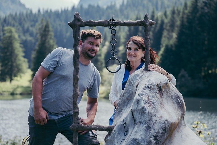 Der Stein-K&uuml;nstler Martin Mitterdorfer und Margit Klaus haben rund um den See zehn Steininstallationen platziert, die zum Verweilen einladen.