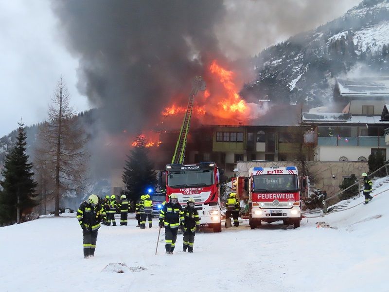 Gro&szlig;einsatz von 28 Feuerwehren und 300 Einsatzkr&auml;ften beim Alpenhotel Plattner am Nassfeld im November. Fotos: FF Tr&ouml;polach