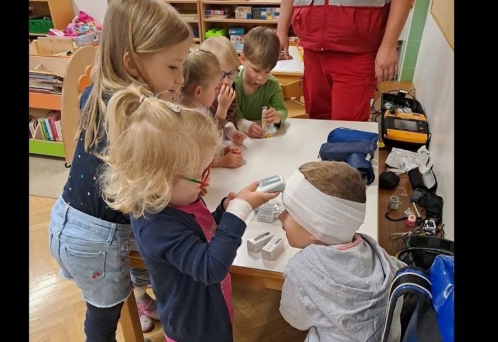 Kids aus Fischertratten auf den Spuren des Roten Kreuzes