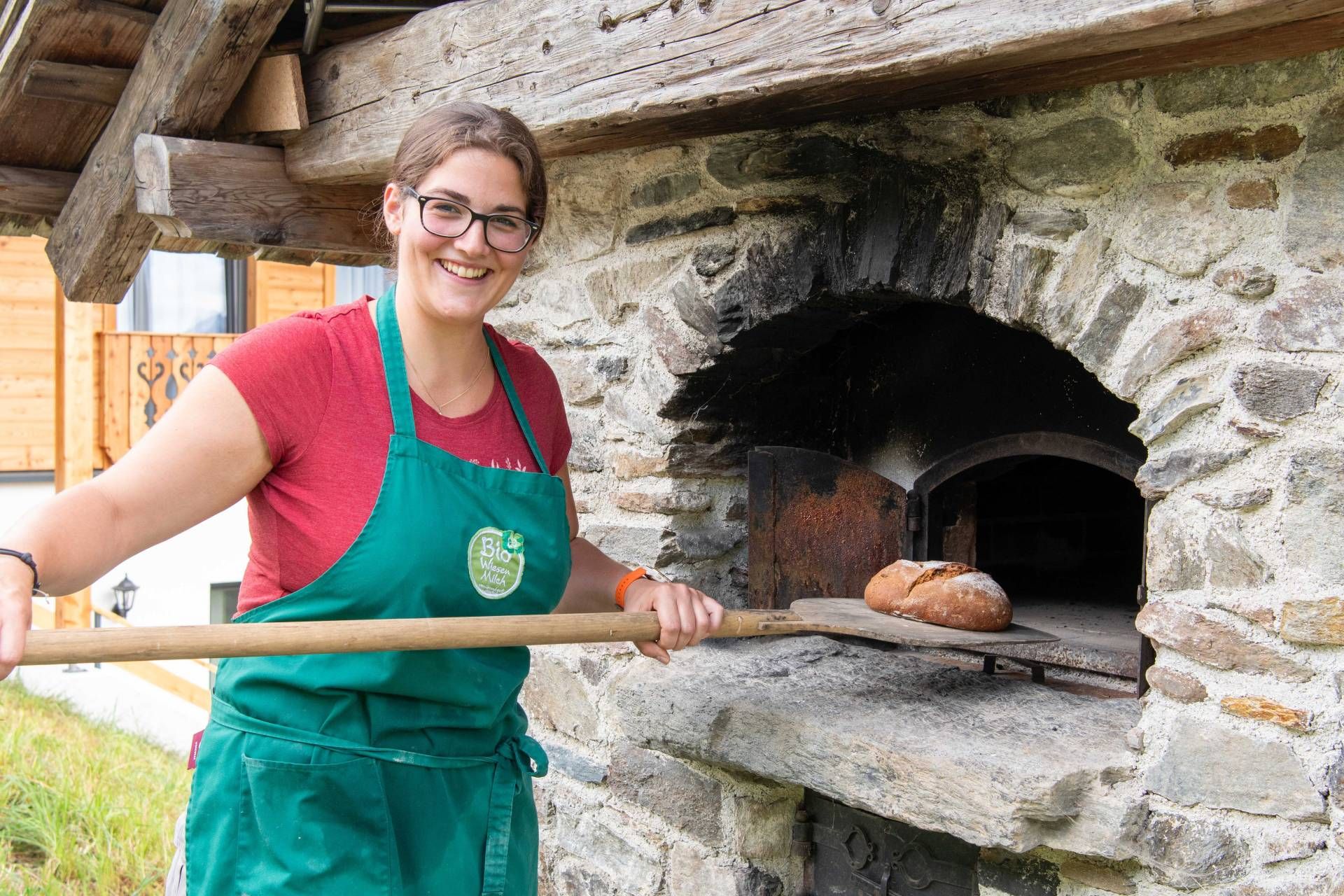 Sophie Madeleine Stabentheiner holt die Brote aus dem Ofen. Im Lesachtal wird noch ganz traditionell gebacken.