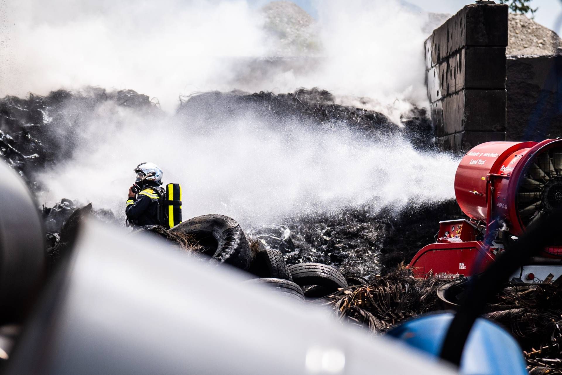 Nachl&ouml;scharbeiten auf dem Rossbacher-Gel&auml;nde in Nussdorf-Debant. Am vierten Tag nach Brandbeginn donnte &bdquo;Brand aus!&ldquo; gegeben werden. Foto: Land Tirol/Christanell