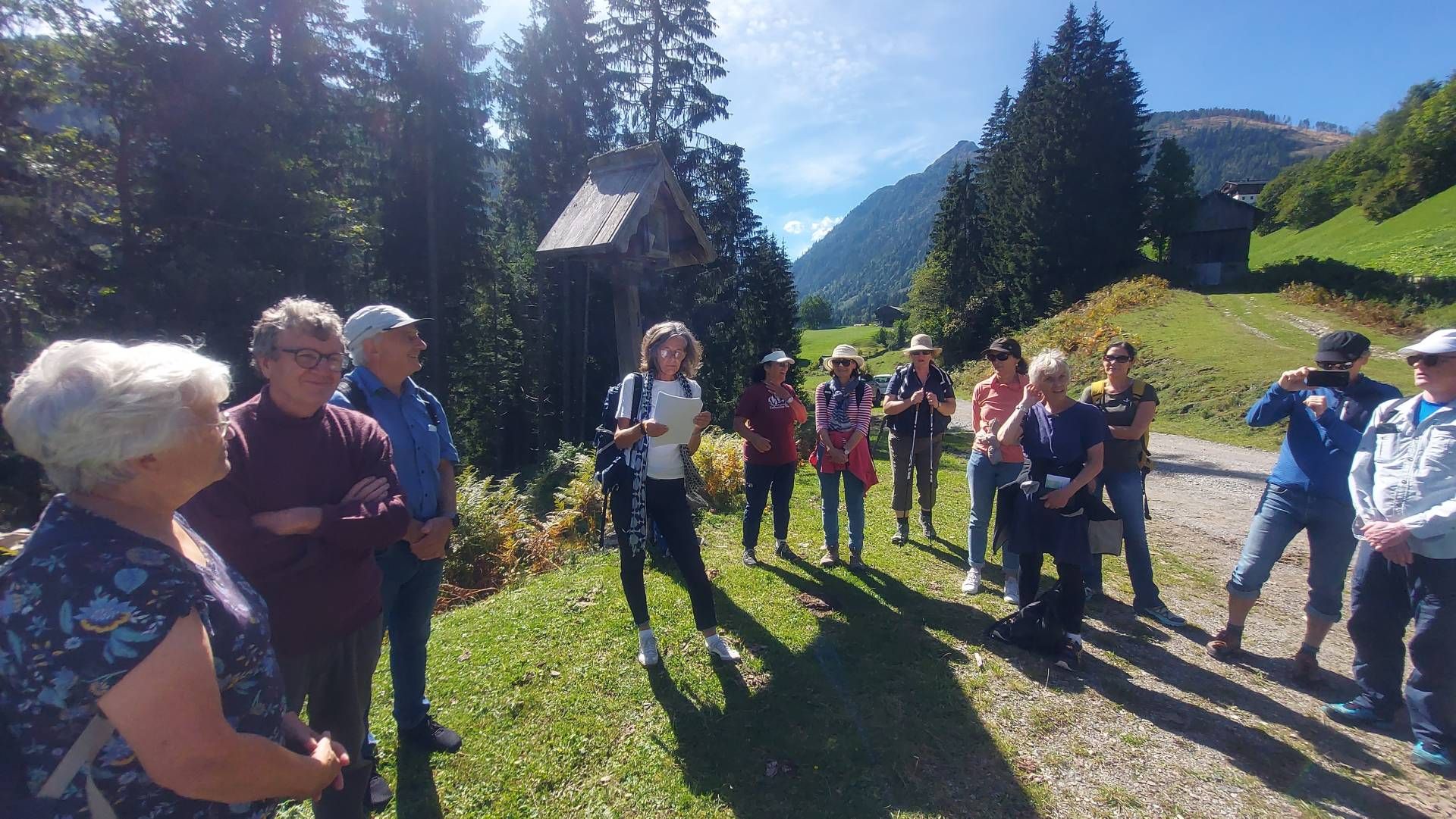 Autorin Christine Zucchelli las unterwegs (nach Frohn) Texte von Obernosterer vor. Foto: k.brunner