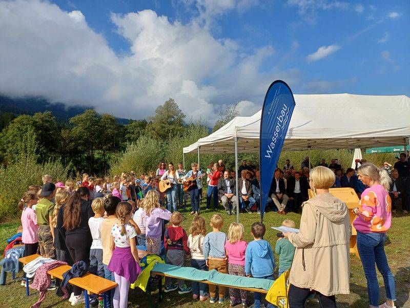 Die Kinder der Volksschule und des Kindergartens Kirchbach lernten schon im Vorfeld viel &uuml;ber das Hochwasser.