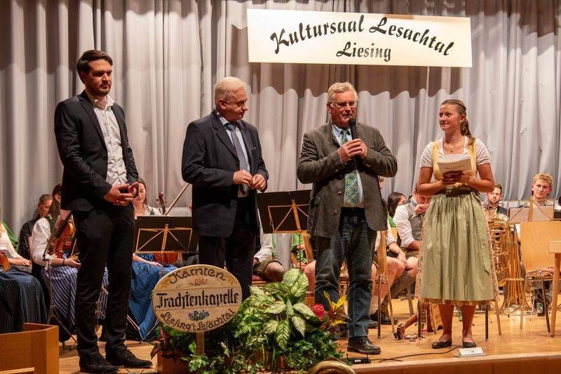 Ehreng&auml;ste: B&uuml;rgermeister Johann Windbichler, Vizeb&uuml;rgermeister Gerald Kubin, Bezirkshauptmann Heinz Pansi, Landtagsabgeordneter Luca Burgstaller, Ehrenobmann des Blasmusikverbands Hermagor Anton Webhofer, Altb&uuml;rgermeister Franz Guggenberger sowie der Direktor des Bildungszentrums Lesachtal, Gerd Guggenberger.