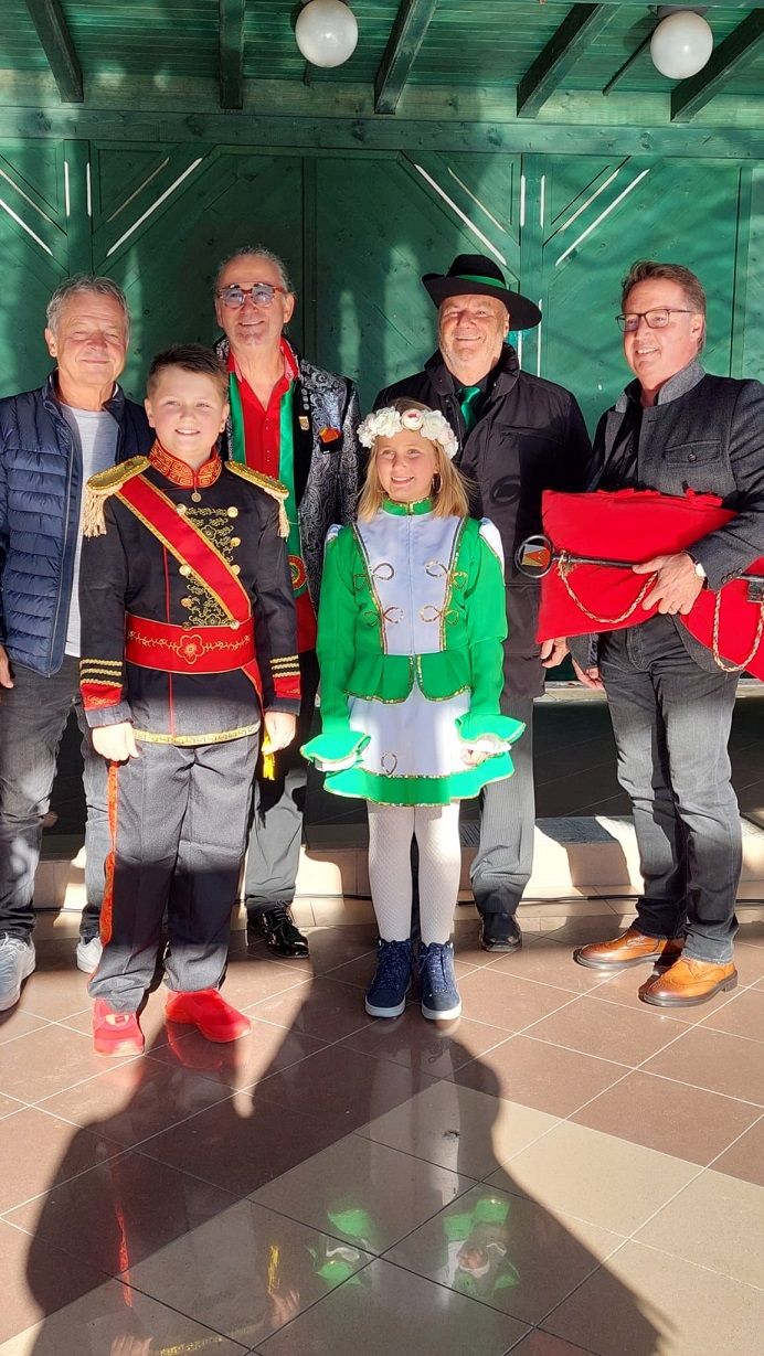 Die Abordnung Gemeinde mit Technikchef Safrin Sepp, Moderator Walter Widemair, Kanzler Peter Lanz, Bgm. Ewald Tschabitscher und dem Kinderprinzenpaar. Foto: Faschingsgilde Steinfeld/Alexandra Mandler