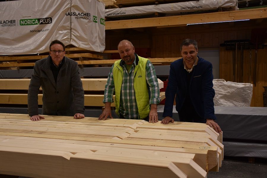 Holzbauunternehmer Hartwig Thurner f&uuml;hrte durch seinen seit 2018 bestehenden Betrieb. V. l. Bgm. Christian M&uuml;ller, Thurner und ZHIG-Obmann Rainer Holz.