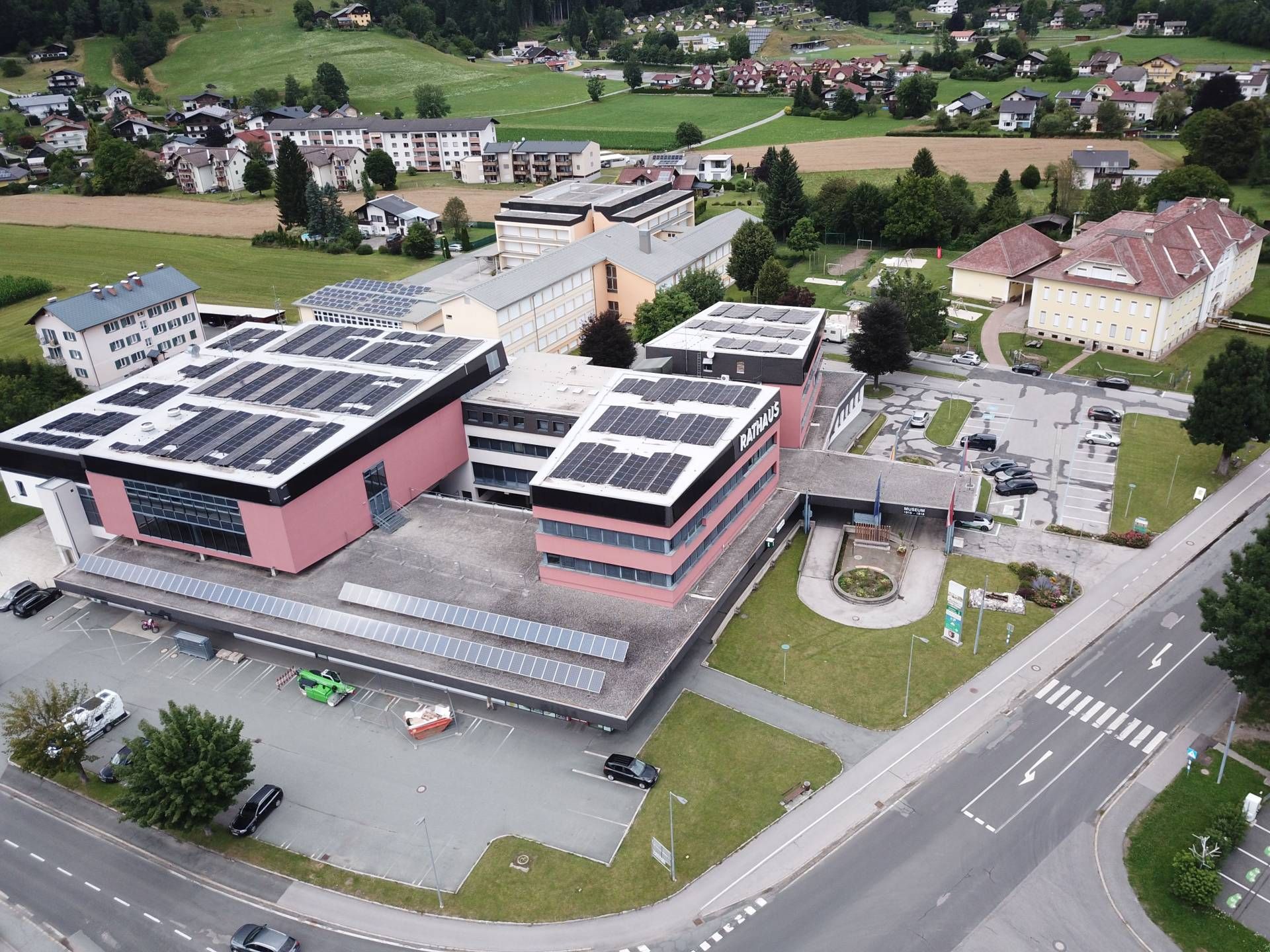 Das Rathaus in K&ouml;tschach wurde nun zum &bdquo;Krafthaus&ldquo; und deckt den Gro&szlig;teil seines Strombedarfs &uuml;ber Sonnenenergie. Foto: Marktgemeinde K&ouml;tschach-Mauthen
