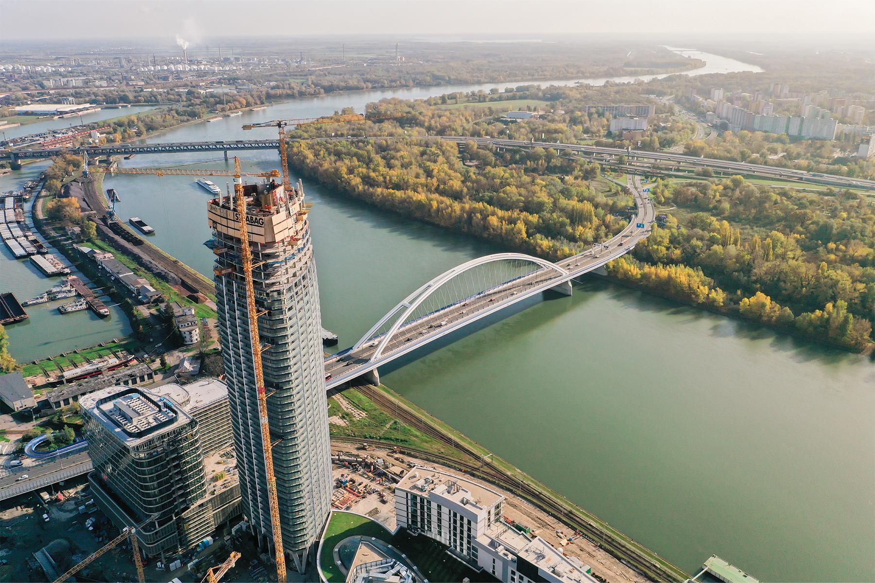 Bratislava hat seit Ende 2023 einen Neuzugang in der Skyline: der Eurovea Tower wurde mit 4.600 textilen Fassadenbeschattungsanlagen von HELLA ausgestattet.
