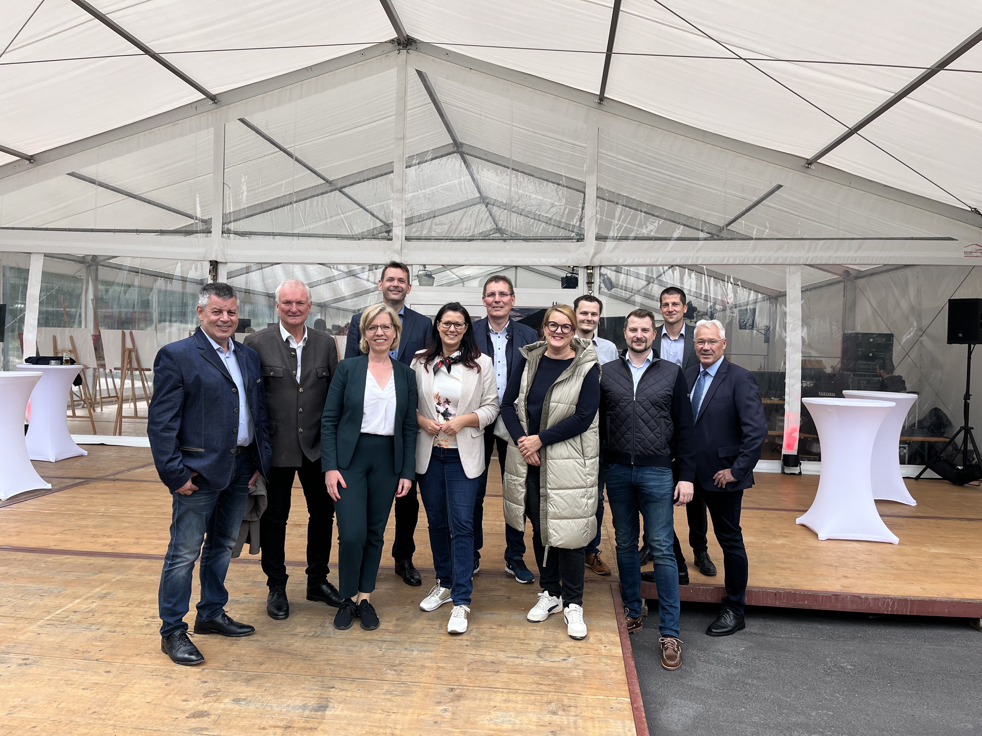 V. l.: Bgm. Arnold Klammer (Obervellach), Bgm. G&uuml;nther Novak (Mallnitz), Bundesministerin Leonore Gewessler, Martin Zm&ouml;lnig (&Ouml;stu-Stettin Hoch- und Tiefbau GmbH), LR Sara Schaar, Herbert Sonnleitner (&Ouml;stu-Stettin), GR Susanne Keuschnig (Obervellach), GR