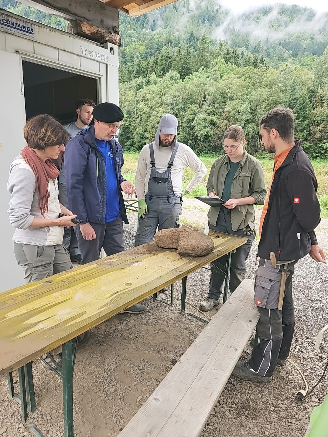 Prof. Eckhard Deschler-Erb (Uni K&ouml;ln) und Christine P&uuml;mpin (IPNA Basel) besprechen gemeinsam mit den Studierenden den M&uuml;hlstein.