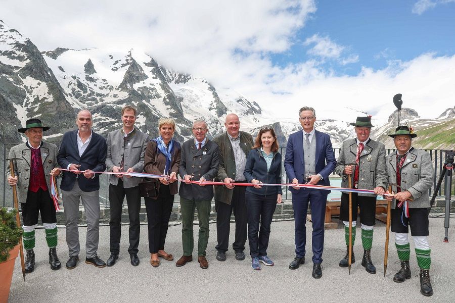 Im Bild: Ausstellungsplaner Andreas Zangl, Bgm. Martin Lackner, ORF-Chefin Karin Bernhard, der Salzburger LH Wilfried Haslauer, Sepp Forcher Sohn Karl Forcher, Waltraud Langer (ORF), GROHAG-Chef Dr. Johannes H&ouml;rl und ihnen zur Seite die Bergf&uuml;hrer aus He
