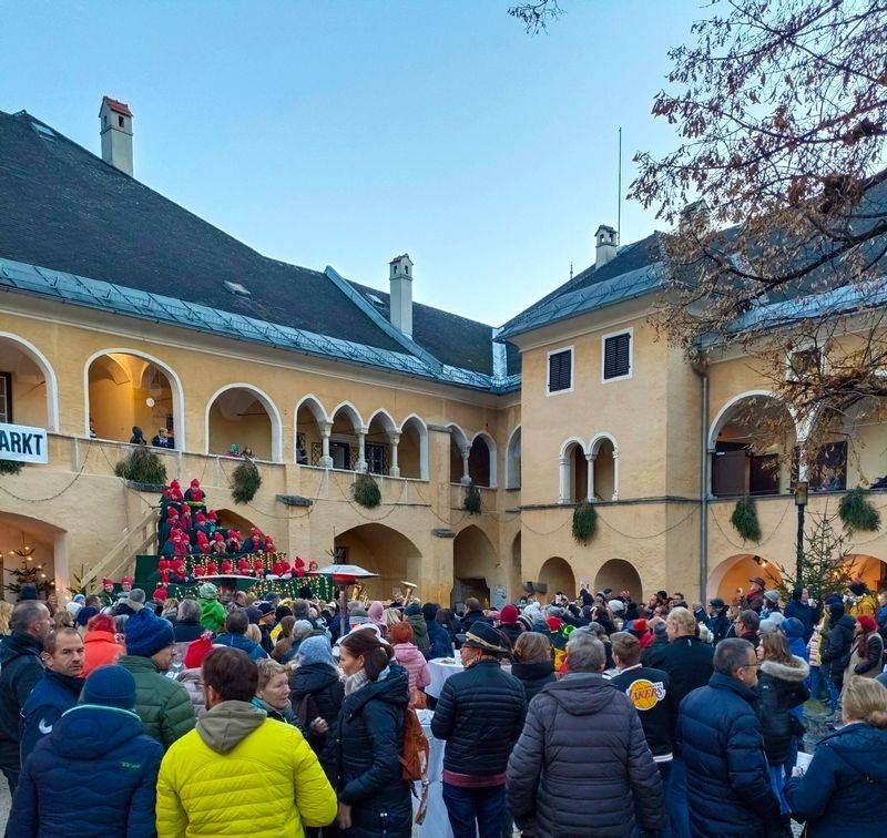 Die Millst&auml;tter B&uuml;rgerfrauen veranstalten heuer zum zehnten Mal ihr Weihnachtsdorf im Stiftshof f&uuml;r den guten Zweck. Foto: privat