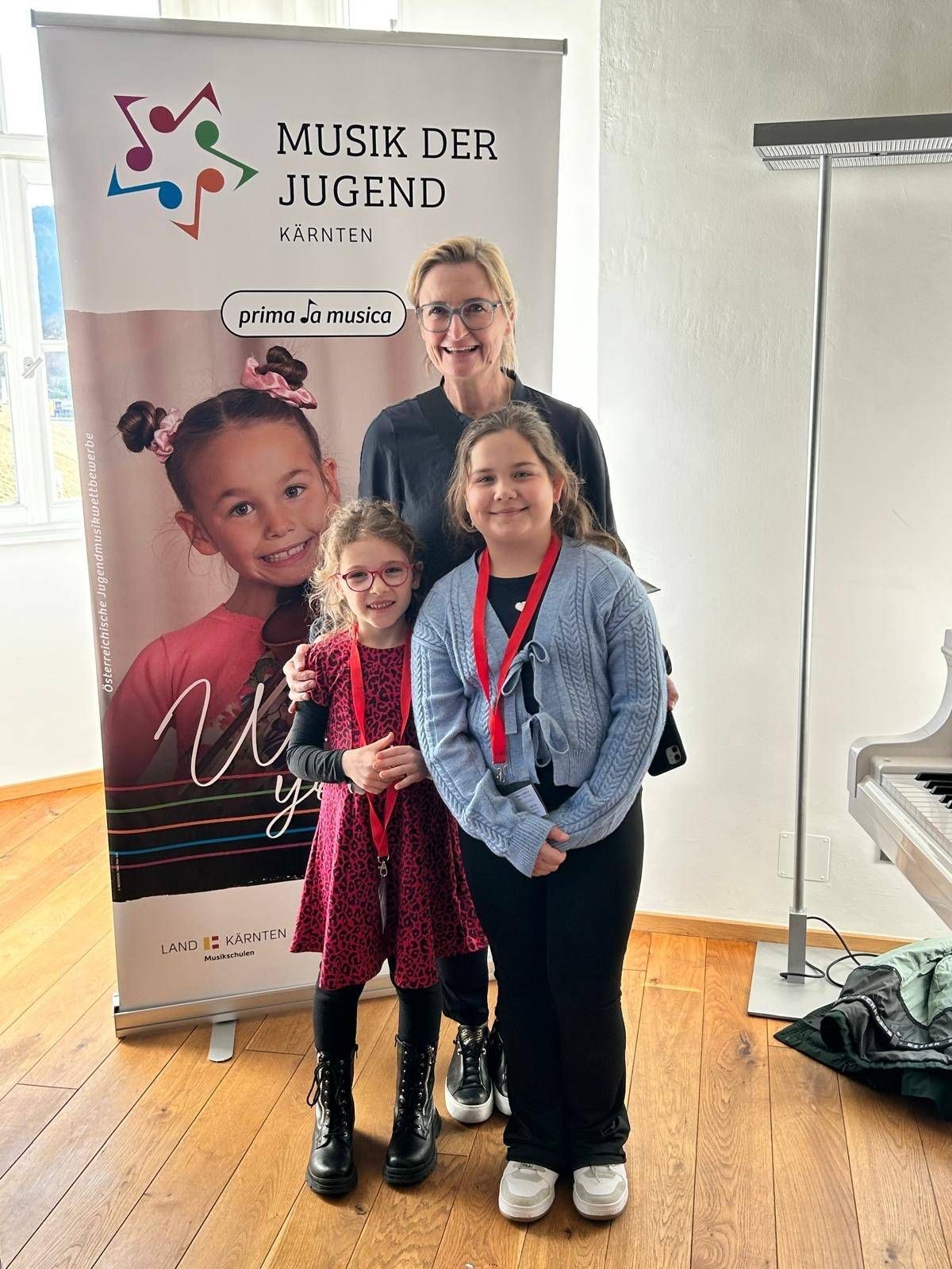 Unter den J&uuml;ngsten (Altersstufen A und B) waren Emilia Pichler und Lea Enzi. Sie erlernen bei Lehrerin Johanna Nowak-Taschwer die Blockfl&ouml;te und holten sich einen 1. Preis und einen 1. Preis mit Auszeichnung. Foto: Musikschule Hermagor