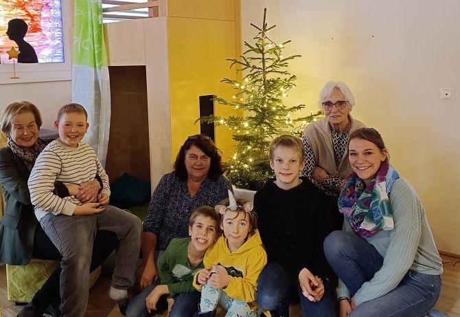 Goldhaubenfrauen spendeten