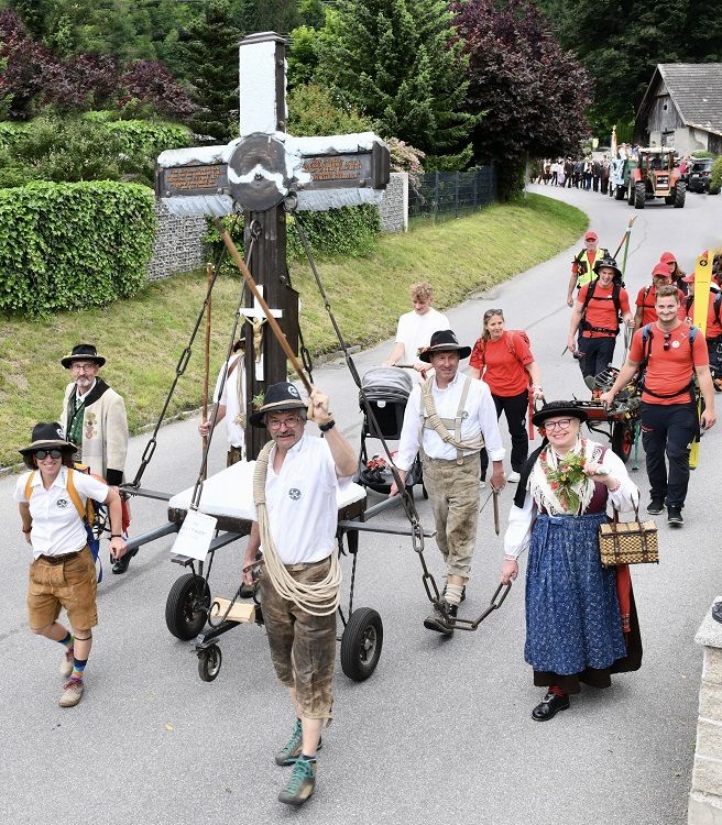 Nach dem Umzug durch den Ort, ging es ins Festzelt wo die Jubil&auml;en mit insgesamt 900 Teilnehmern stimmungsvoll gefeiert wurden.