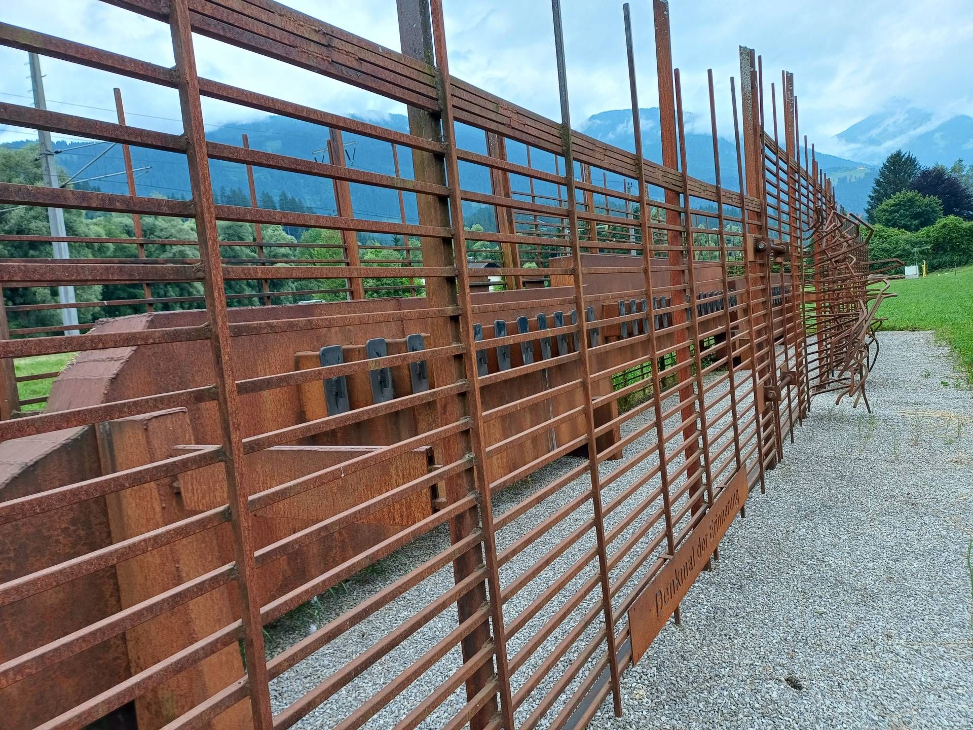 Im NS-Denkmal in der N&auml;he des Bahnhofs in Greifenburg stehen Namen und Geschichten der NS-Opfer aus dem Oberen Drautal.