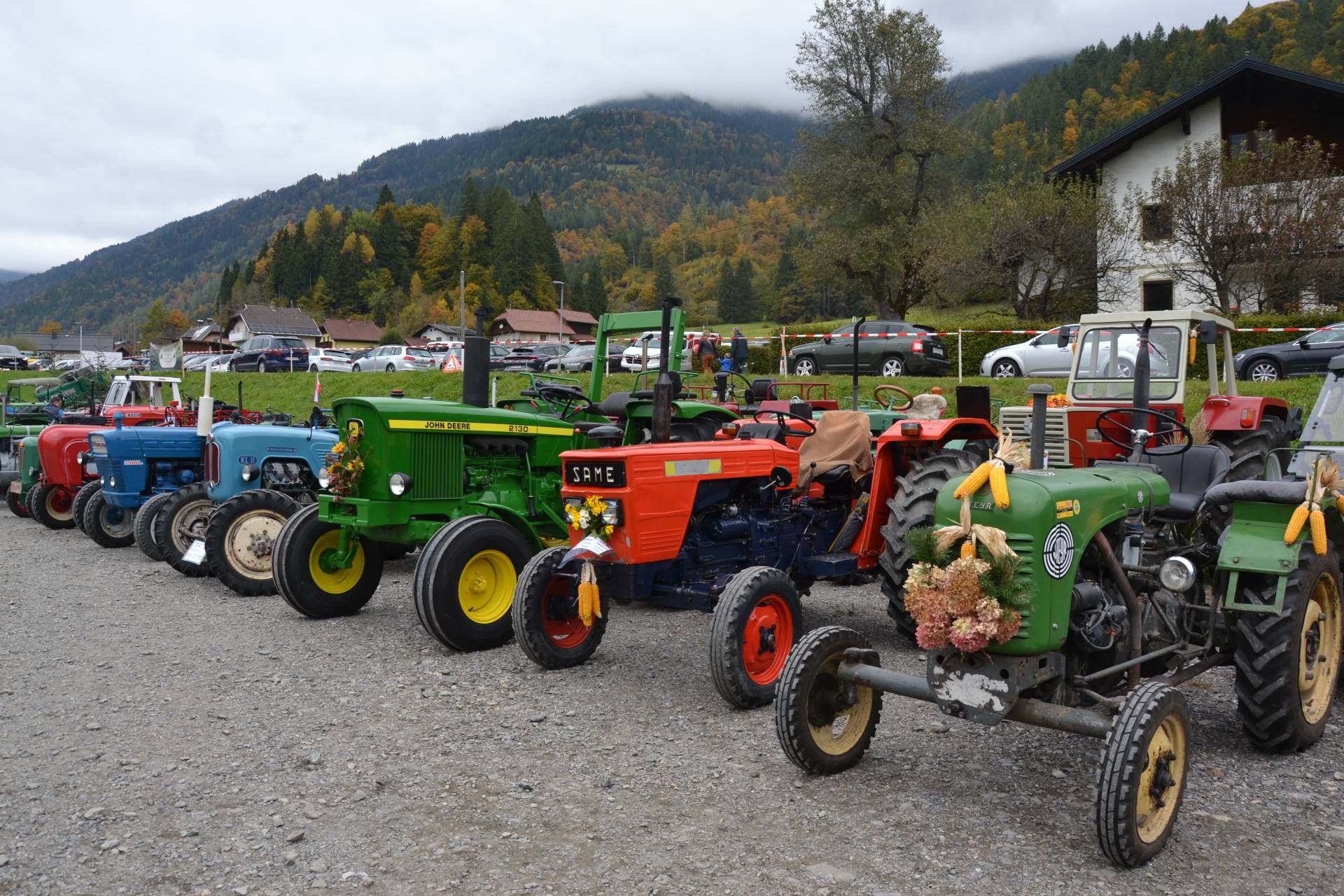 Nach der Parade konnte man die zahlreichen Oldtimer bestaunen.