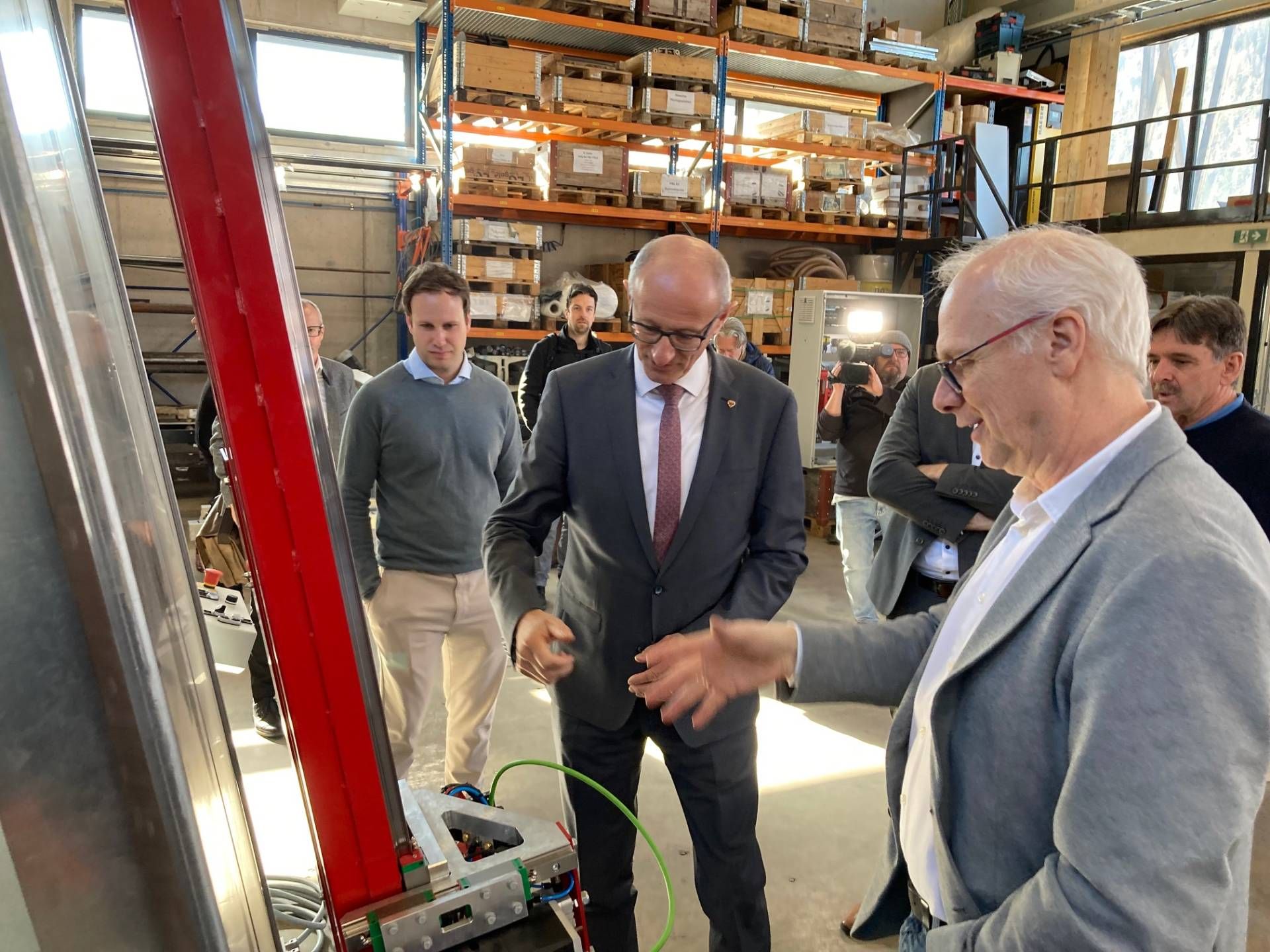 Unternehmer Georg K&ouml;ll (Makkon) erkl&auml;rt LH eine Projektarbeit der HTL Lienz im Unternehmen. Foto: Stangl
