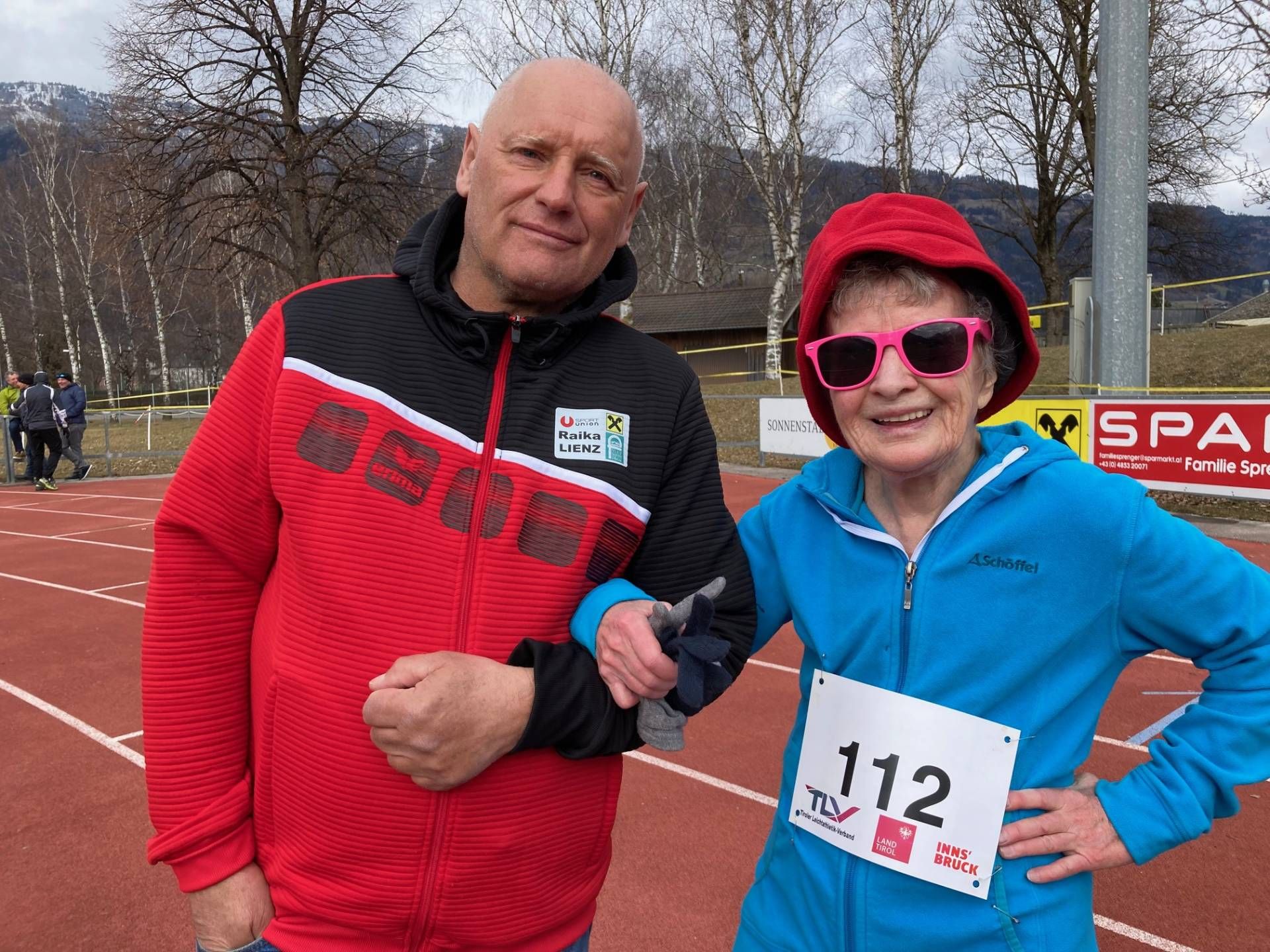 SL Peter Walder (Union Lienz) mit der &auml;ltesten Teilnehmerin Irina Spira (LSV 1990 Kitzb&uuml;hel). Foto: Stangl