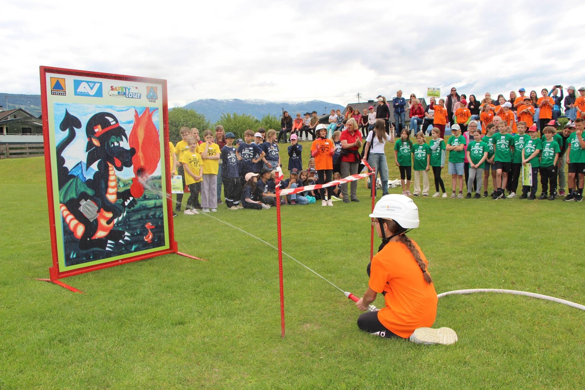 Bei der Kinder-Sicherheitsolympiade meistern die Kids vier Stationen: das Safety-Spiel f&uuml;r Lebensretter, den KLV-Radfahrbewerb, den Landesjugendreferat-L&ouml;schbewerb und das AUVA-Gefahrstoff-W&uuml;rfelpuzzle. Foto: KZSV/AUVA M. Lippitsch.