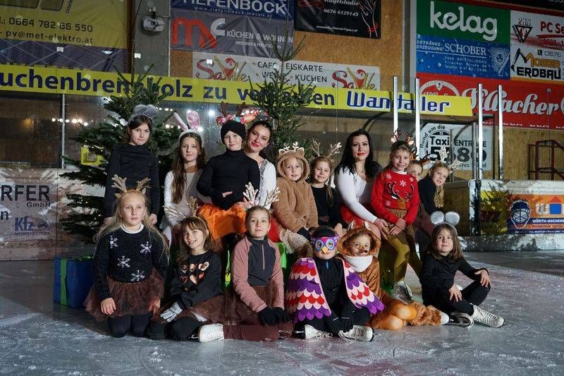 Die &bdquo;Ultrabellas&ldquo; sind bereit f&uuml;r ihre gro&szlig;e Weihnachts-Eislaufshow. Foto: Moser