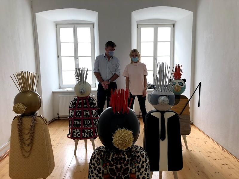 Die &bdquo;Kunstviren&ldquo; von Billi Thanner, am Bild mit K&uuml;nstler Markus Hofer.