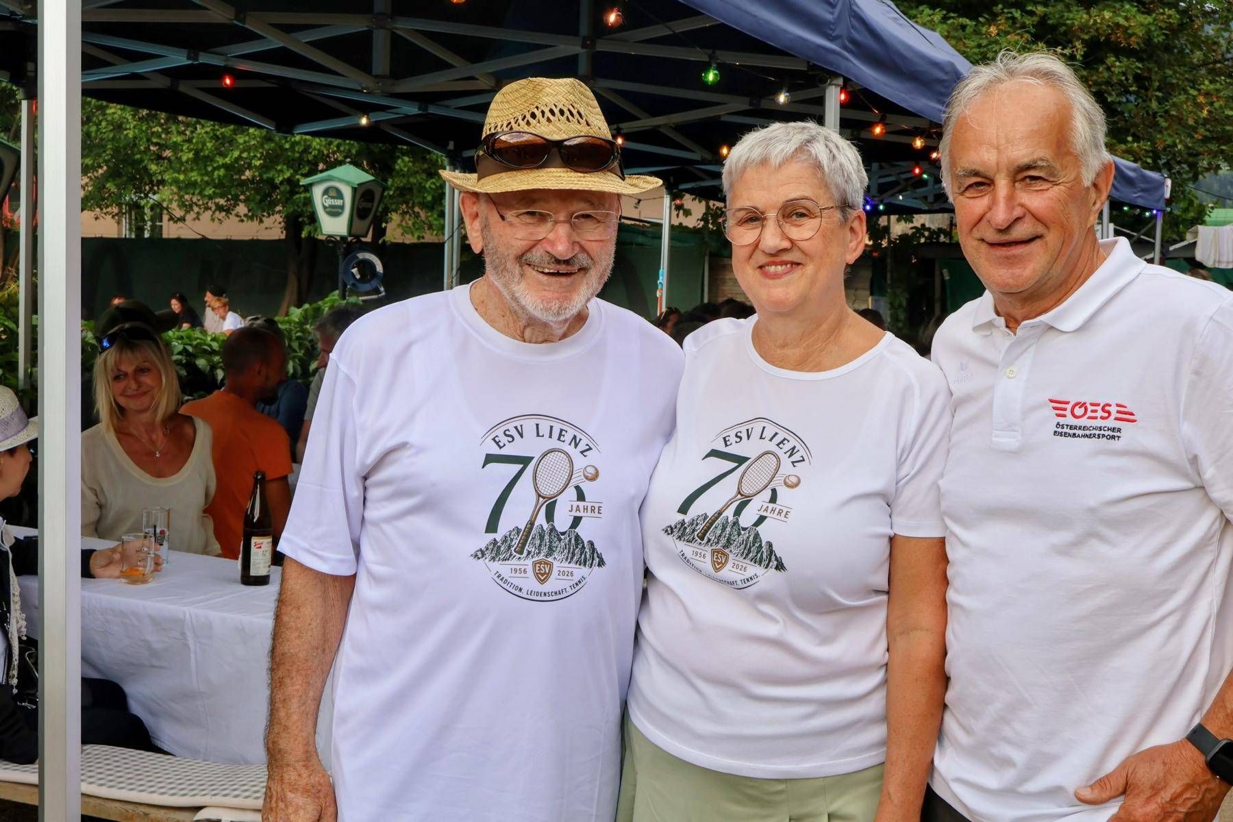 Alfons Schumi (re) ist seit 68 Jahren Mitglied im ESV Lienz. Hier im Bild mit Obfrau Gerlinde Kieberl und Johann Zlydnik (&Ouml;ESV). Foto: ESV Lienz