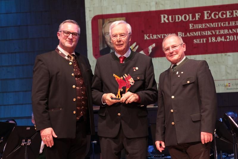 Rudolf Egger ist Preistr&auml;ger des W&uuml;rdigungspreises in der Kategorie verdienstvolle Pers&ouml;nlichkeiten. Hier am Bild mit Landesobmann Horst Baumgartner (li) und Landeskapellmeister Prof. Christoph Vierbauch (re).