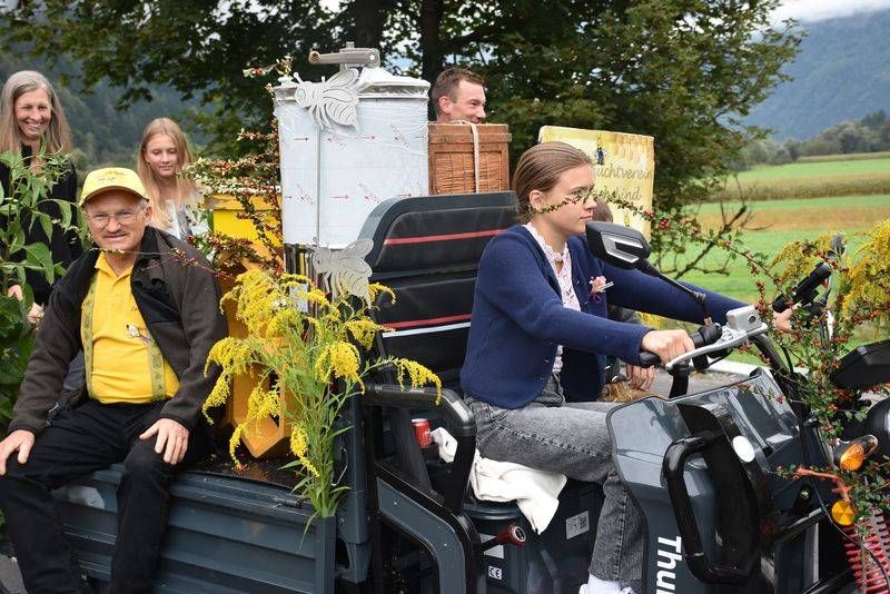 Imker-Chef Edi mit "Crew"