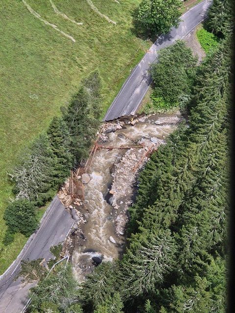 Enorme Sch&auml;den an der Zufahrtsstra&szlig;e in die Innerkrems. Foto: BFKDO Spittal