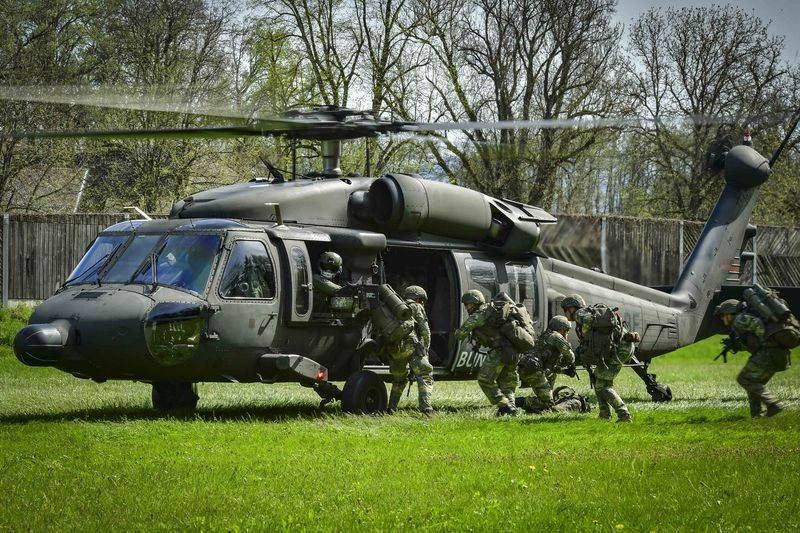 Auch &Uuml;bungen mit den Black Hawk-Hubschraubern werden durchgef&uuml;hrt.