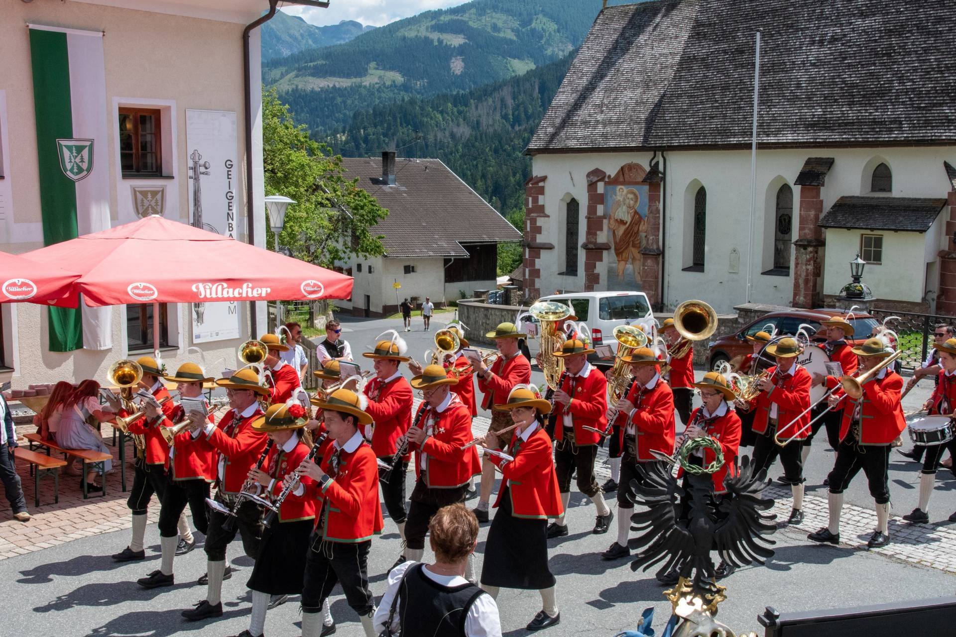 Stimmungsvoll pr&auml;sentierte sich auch das Platzlsingen nach dem Festzug. 22 Ch&ouml;re verteilten sich im gesamten Dorf, erf&uuml;llten die Pl&auml;tze mit ihren Liedern und die Liesinger sorgten mit gro&szlig;er Gastfreundschaft f&uuml;r die Bewirtung der engagierten S&auml;ngerinnen und S&auml;nger.