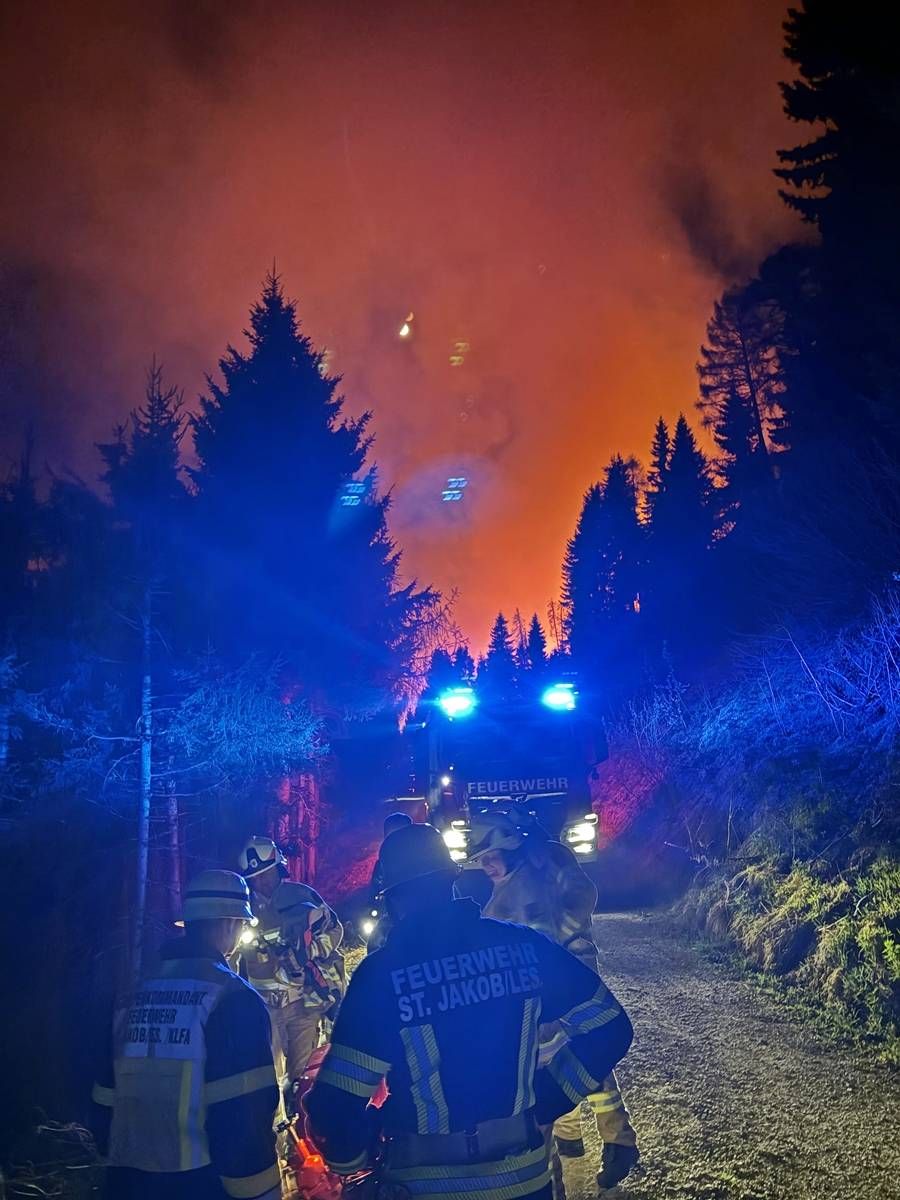 Die L&ouml;scharbeiten dauerten &uuml;ber die Nachtstunden an.