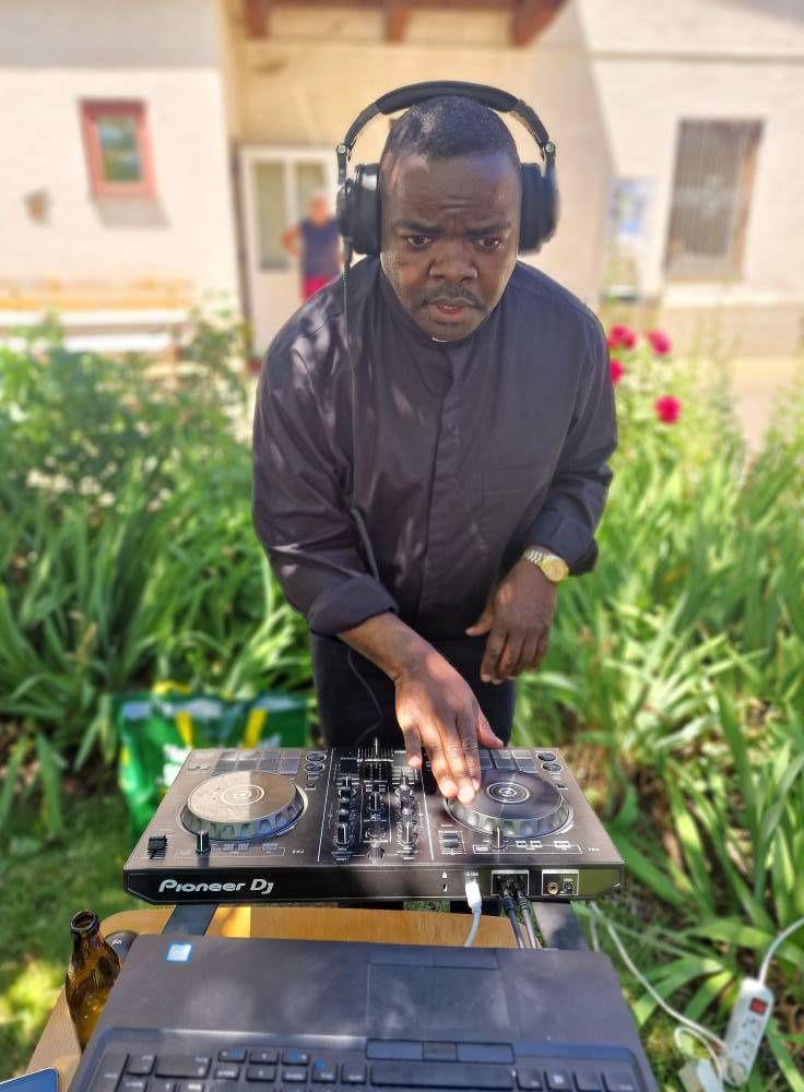 Ungew&ouml;hnlicher Geistlicher: Pfarrer Arthur Kaweesa macht auch am Turntable eine gute Figur.