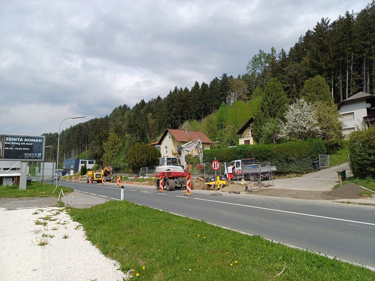 Im Osten Spittals werden die Glasfaserkabel gleich mit der Kanalerneuerung mitverlegt.