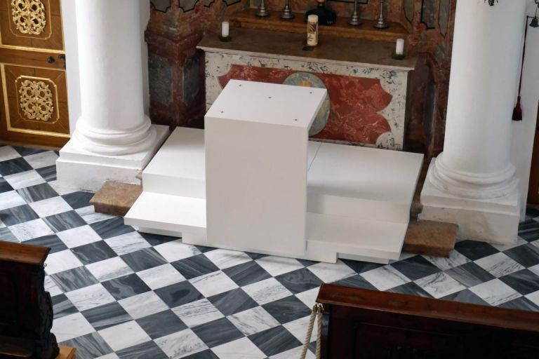 Berufssch&uuml;ler bauen Altar f&uuml;r Landhaus-Kapelle