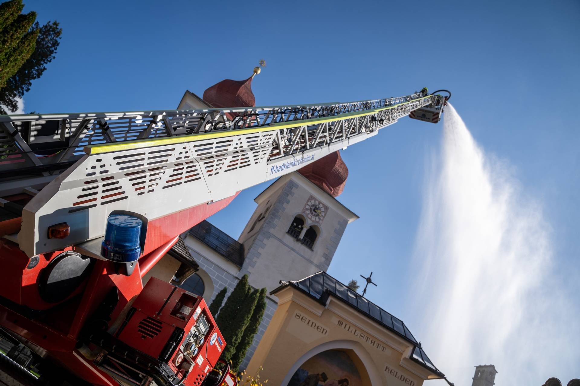 Unterst&uuml;tzung kam von der Drehleiter der Feuerwehr Spittal, die einen weiteren Au&szlig;enangriff vornahm.