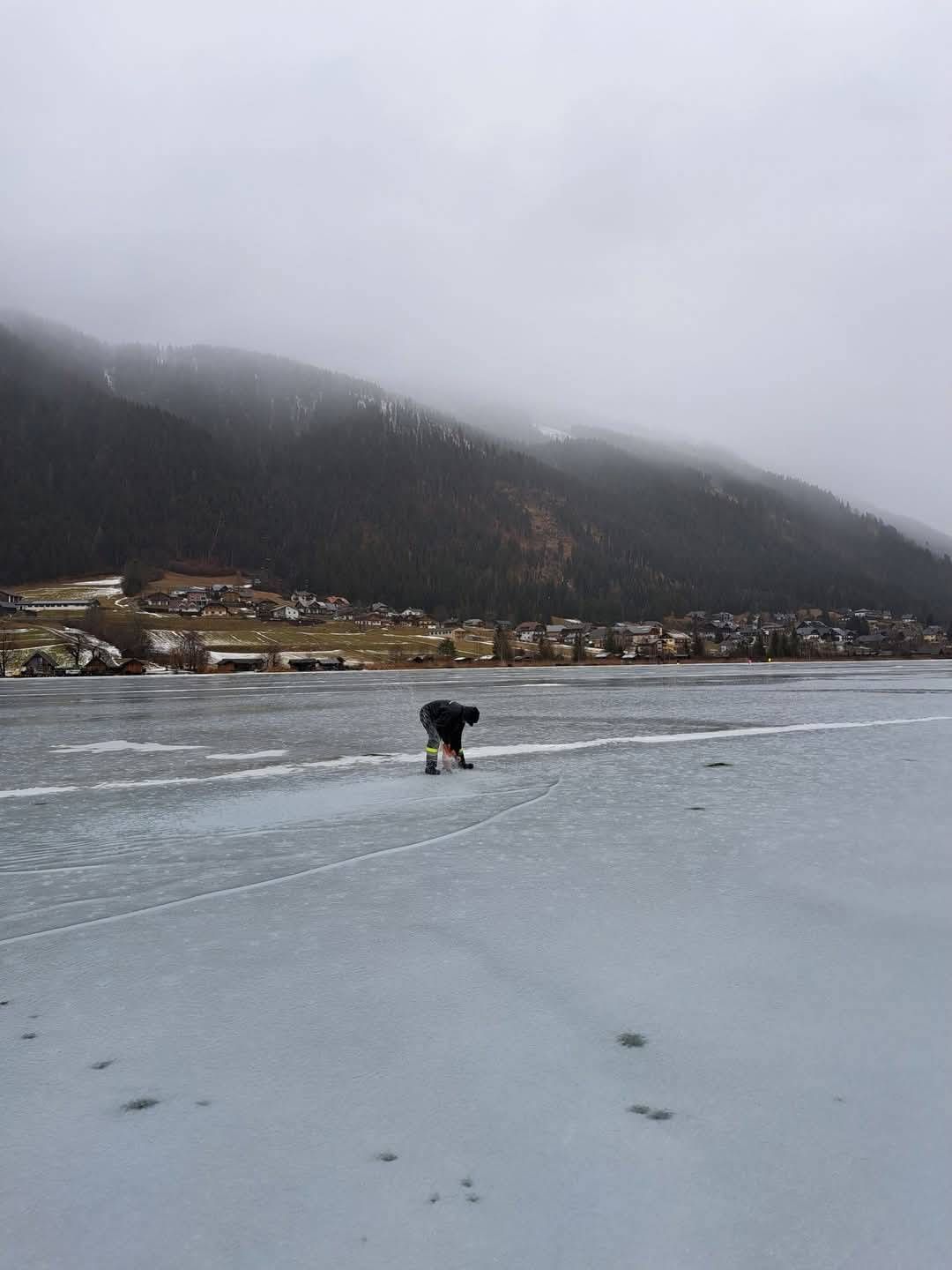 Ein paar Tage waren die Temperaturen mild, es gab Regen. Zur &bdquo;Rettung&ldquo; r&uuml;ckte die FF Wei&szlig;ensee aus, um im Eis L&ouml;cher zu bohren, damit das Wasser abflie&szlig;en kann. Foto: Gemeinde Wei&szlig;ensee.