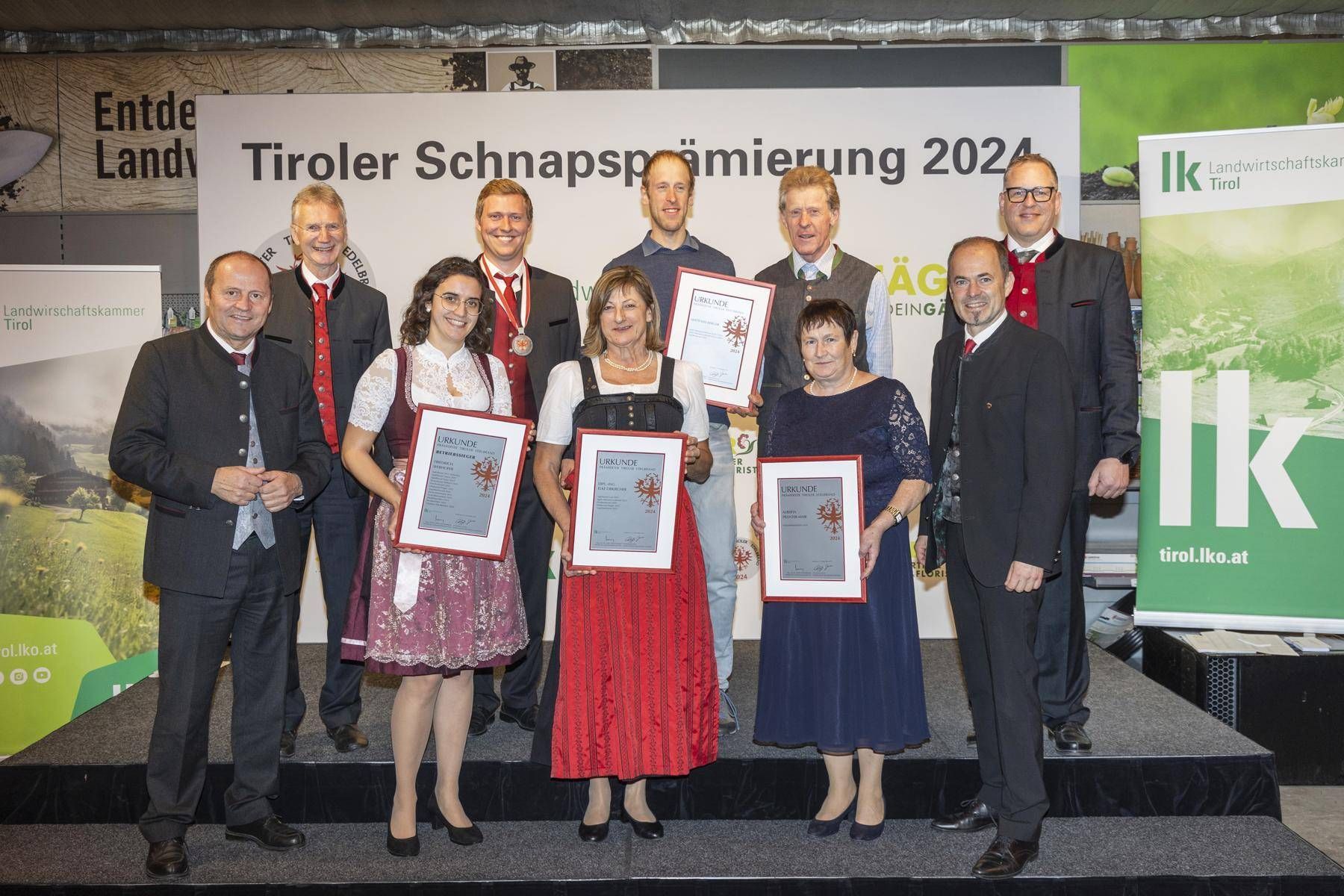 Die pr&auml;mierten BrennerInnen aus dem Bezirk Lienz. Foto: LK Tirol Die Fotografen