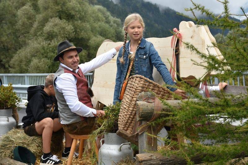 Auf der Alm. Almwirtschafts GF Josef Brunner und Annika.