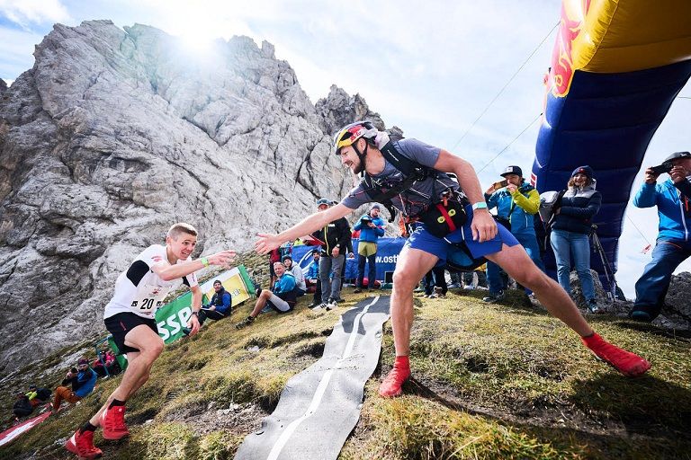 Dass es sich um den h&auml;rtesten Teambewerb der Welt handelt, ist den Athleten (im Bild die &Uuml;bergabe der Bergl&auml;ufer an die Paragleiter) ins Gesicht geschrieben. Foto: Veranstalter