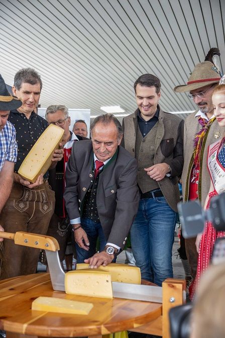 Um 11. 15 Uhr wird der K&auml;se angeschnitten.