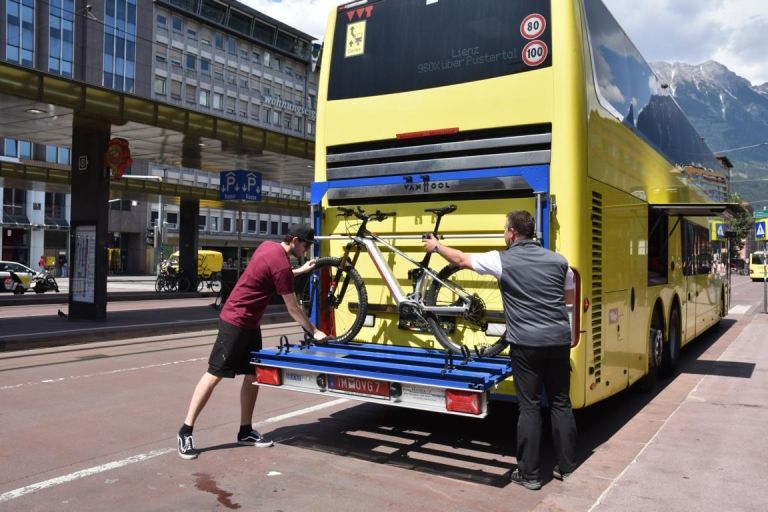 Express-Bus Lienz-Innsbruck nimmt auch R&auml;der mit