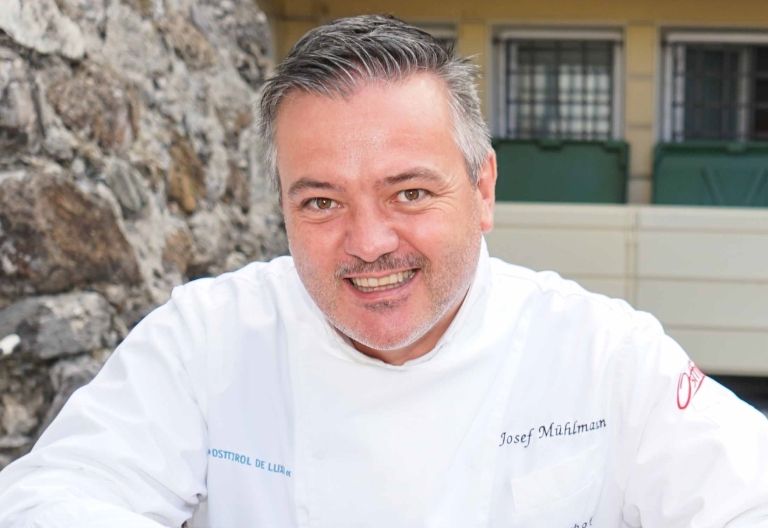 Haubenkoch Josef M&uuml;hlmann &bdquo;tischt&ldquo; in Singapur auf