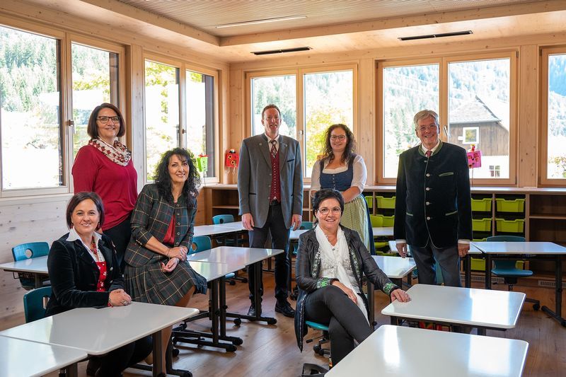 Volksschule Wei&szlig;briach, Direktorin Claudia Zankl mit dem Lehrerteam, 2. Vizeb&uuml;rgermeisterin Astrid Gucher, B&uuml;rgermeister Christian M&uuml;ller, LH Peter Kaiser