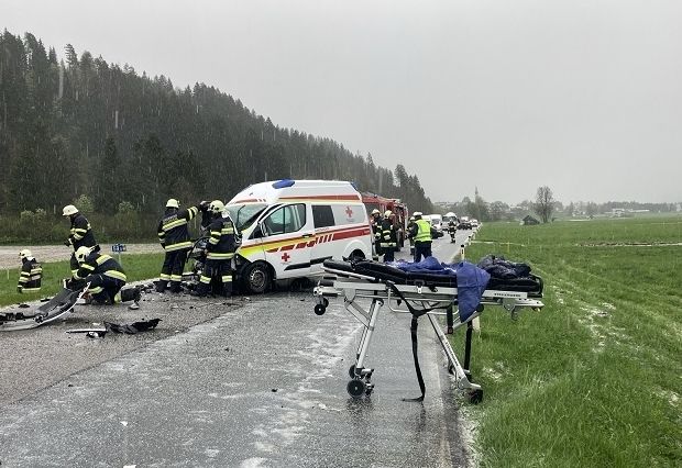 PKW kollidierte mit Rettungswagen